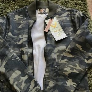 NWT Boohoo camouflage bomber jacket. Size US 6.